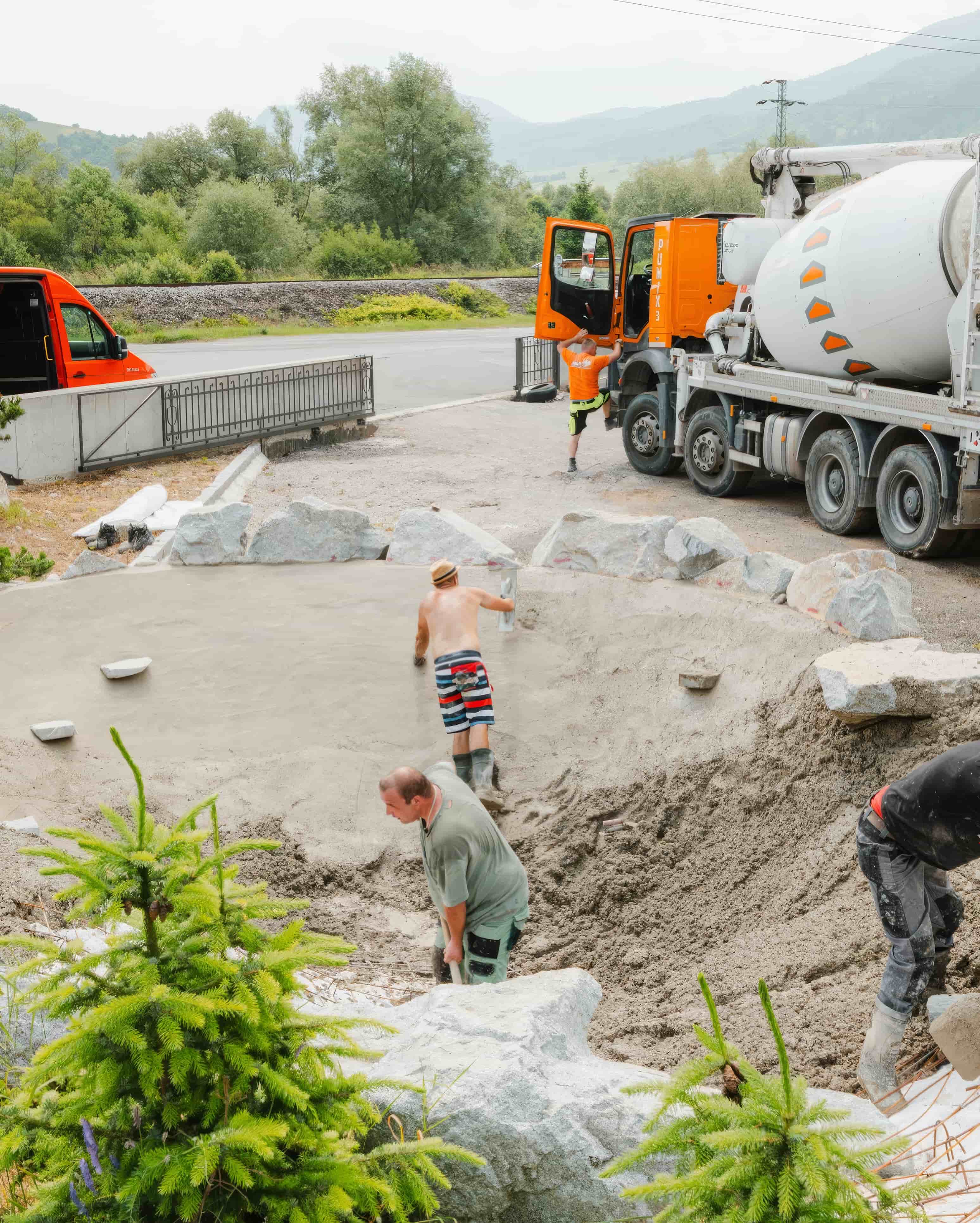Realizácia stavebných prác s pracovníkmi a stavebnou technikou.