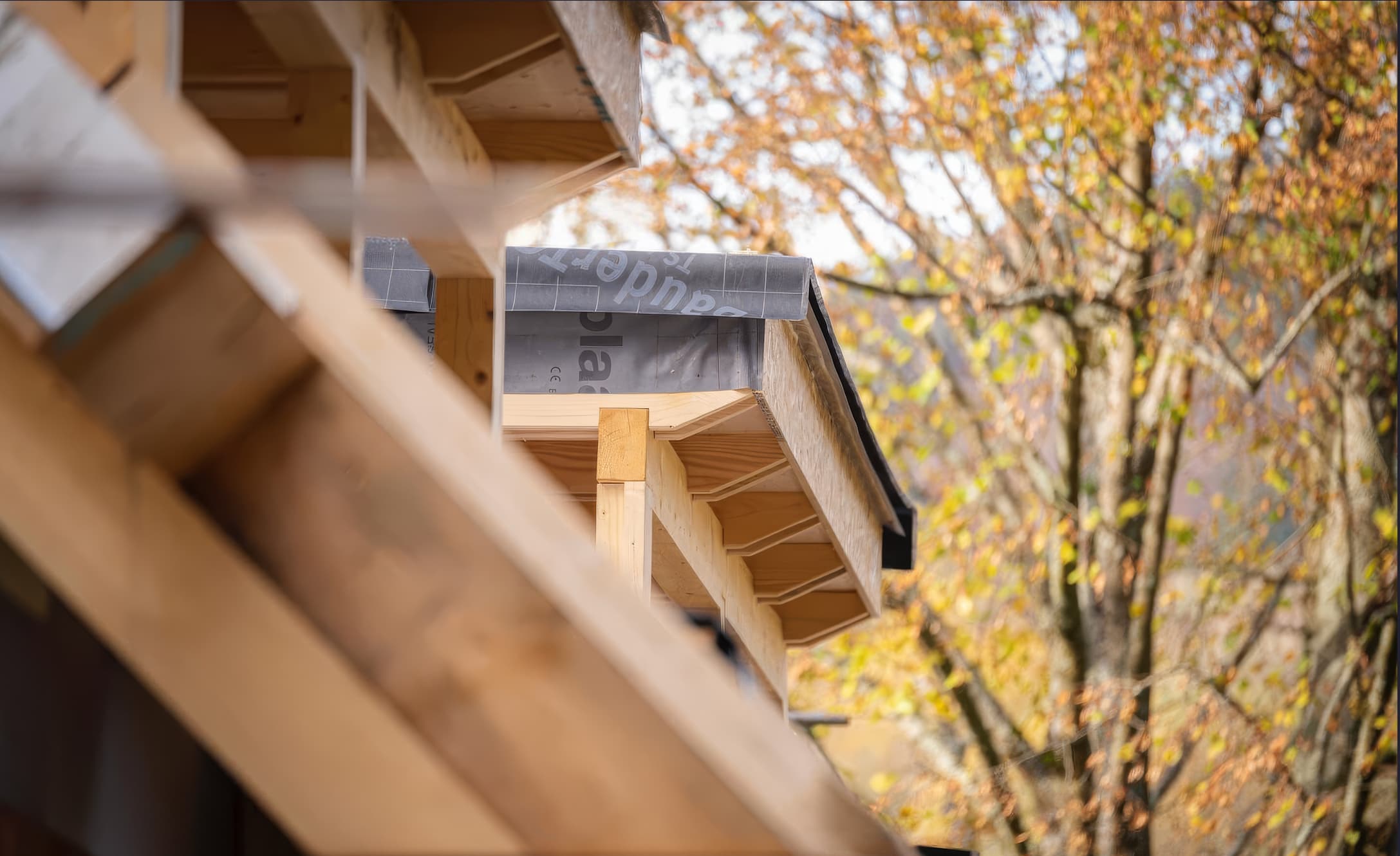 Detail realizácie drevenej konštrukcie v prírodnom prostredí.