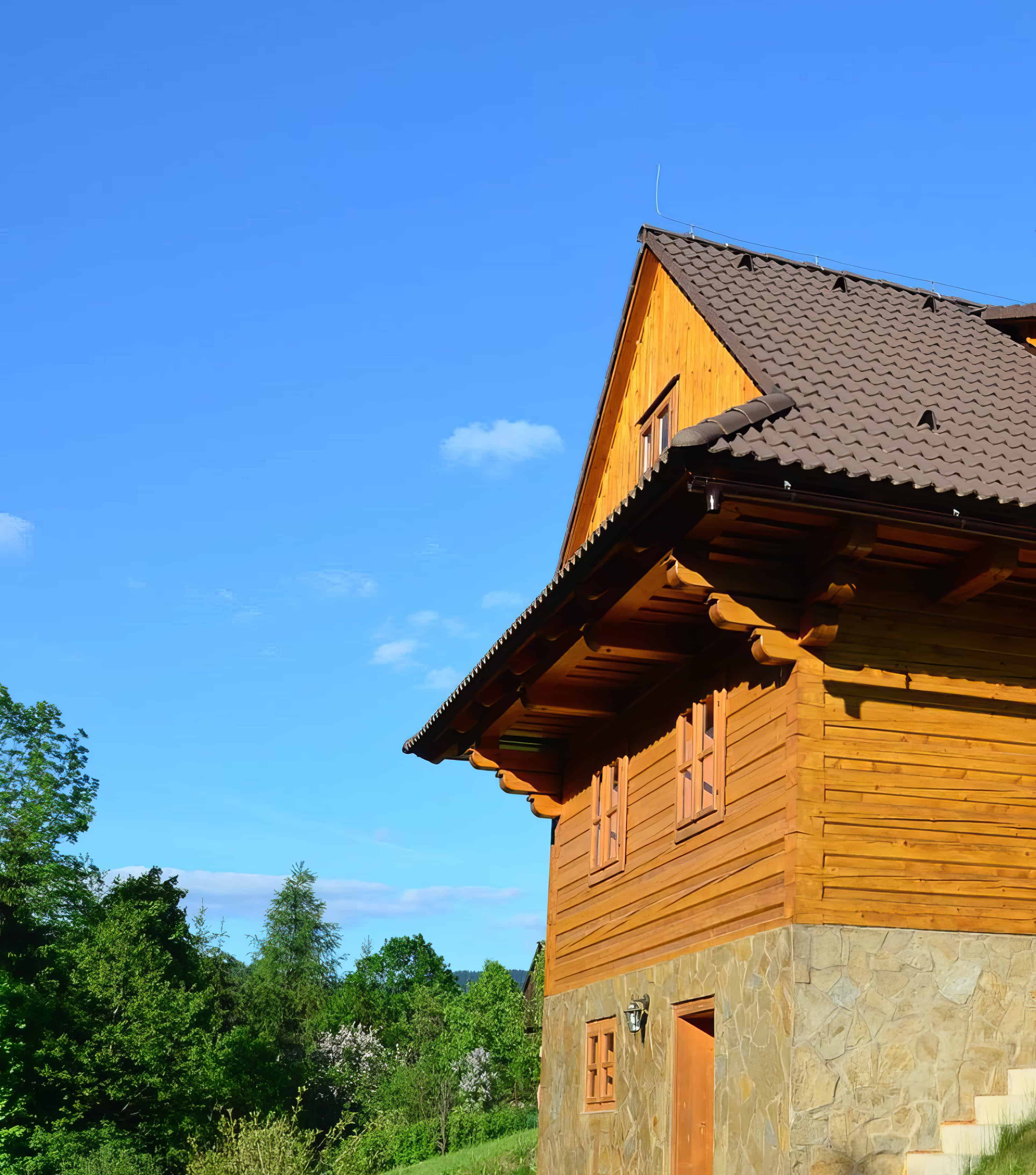 Tradičný zrubový dom s drevenou fasádou a šikmou strechou.